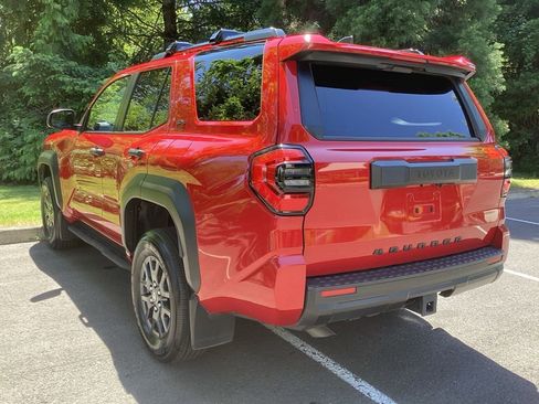 Used 2025 Toyota 4Runner SR5 AWD/4WD image 10