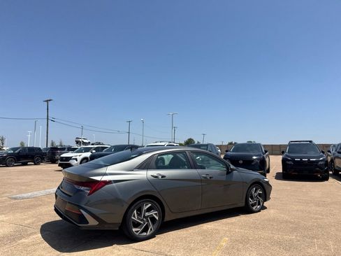 Used 2025 Hyundai Elantra SEL FWD image 23