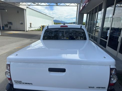 Used 2014 Toyota Tacoma 4x4 Double Cab w/ SR5 Package image 13