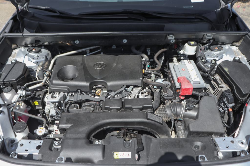 Used 2021 Toyota RAV4 LE FWD image 11