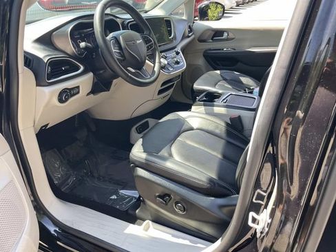 Used 2024 Chrysler Pacifica Touring-L FWD image 18