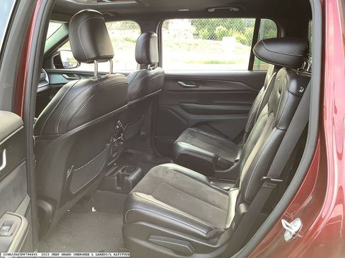 Used 2023 Jeep Grand Cherokee L Laredo RWD image 5