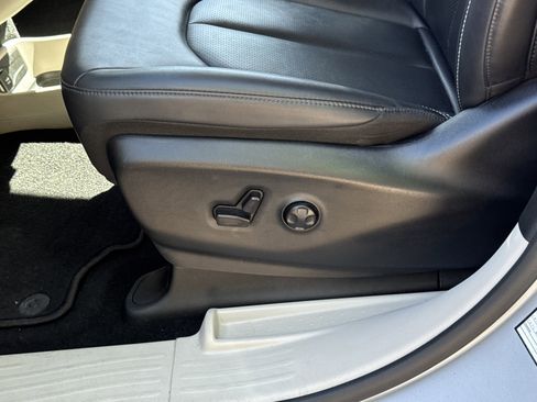 Used 2024 Chrysler Pacifica Touring-L image 16