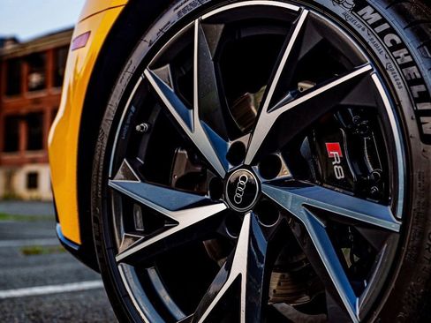 Used 2021 Audi R8 V10 w/ Premium Package image 10