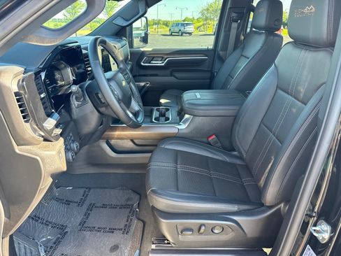 Used 2025 Chevrolet Silverado 2500 High Country w/ High Country Premium Package AWD/4WD image 7