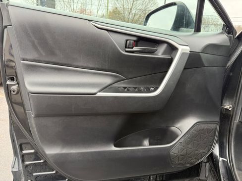 Used 2020 Toyota RAV4 LE AWD/4WD image 25