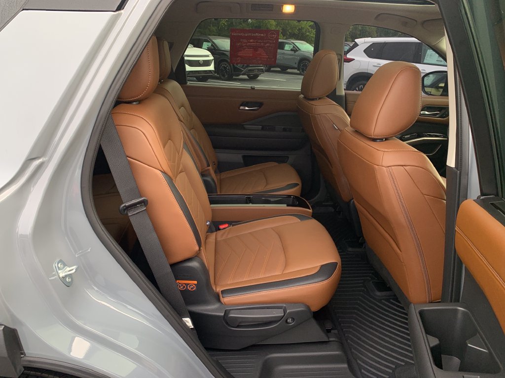 Certified 2024 Nissan Pathfinder Platinum AWD/4WD image 30