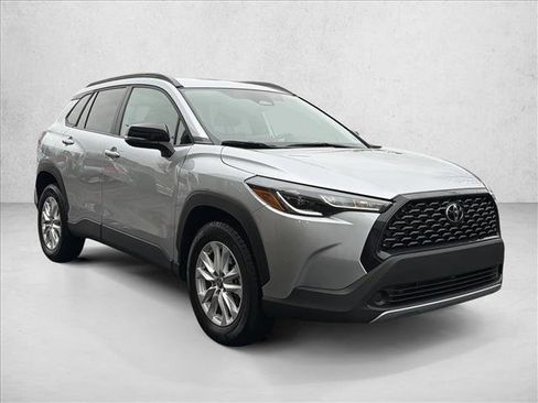 Used 2025 Toyota Corolla Cross LE image 3