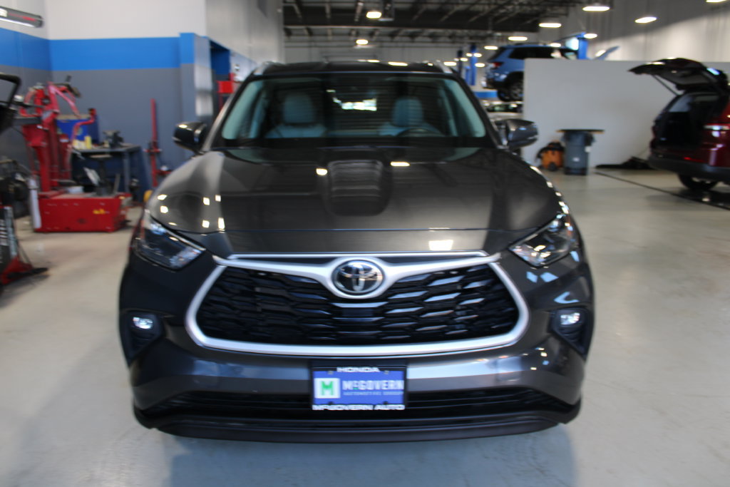 Used 2023 Toyota Highlander XLE AWD/4WD image 2