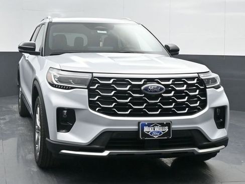 Used 2025 Ford Explorer Platinum image 2