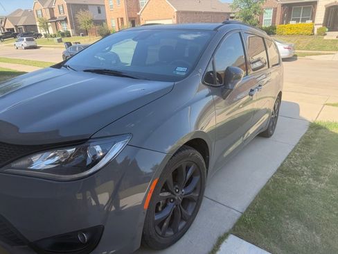 Used 2020 Chrysler Pacifica Limited w/ Quick Order Package 27H Red S image 2