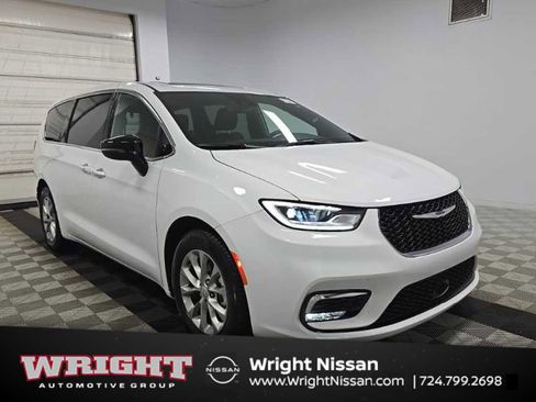 Used 2026 Chrysler Pacifica Limited FWD image 1