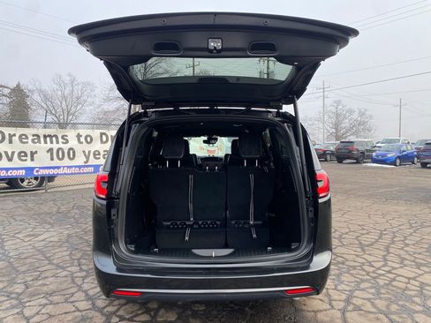Used 2022 Chrysler Pacifica Touring-L w/ S Appearance Package image 4