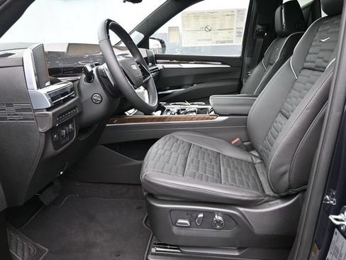 Used 2025 Cadillac Escalade Sport Platinum AWD/4WD image 14
