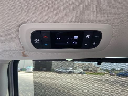 Used 2024 Chrysler Pacifica Touring-L FWD image 18