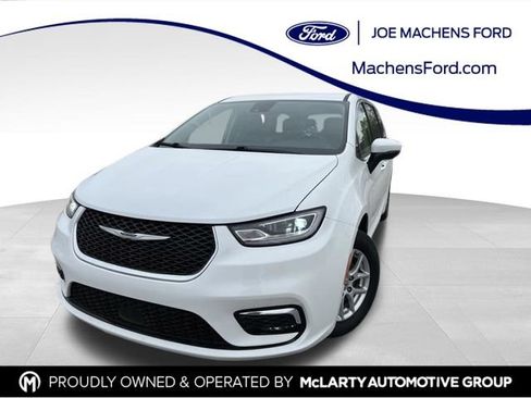 Used 2023 Chrysler Pacifica Touring-L FWD image 1