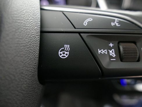 Used 2024 Audi Q5 e Premium w/ Convenience Package image 18