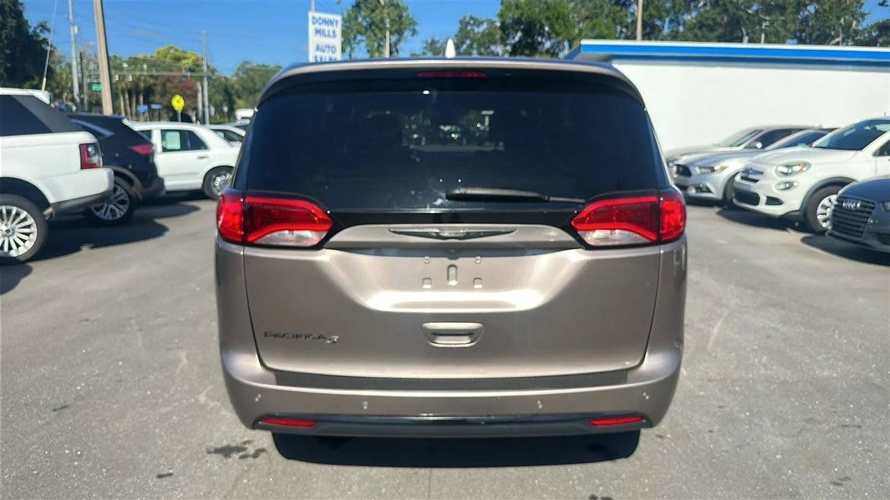 Used 2018 Chrysler Pacifica Touring Plus w/ S Appearance Package FWD image 12