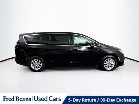 Used 2023 Chrysler Pacifica Touring-L FWD image 11