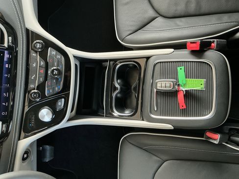 Used 2023 Chrysler Pacifica Limited image 11