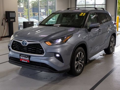 Used 2021 Toyota Highlander XLE AWD/4WD image 3