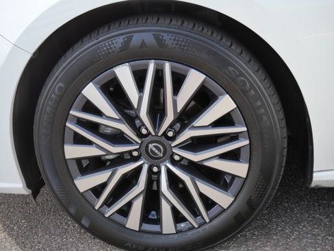 Used 2025 Nissan Altima 2.5 SV FWD image 15