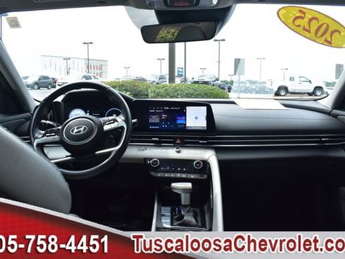Used 2025 Hyundai Elantra Limited FWD image 3