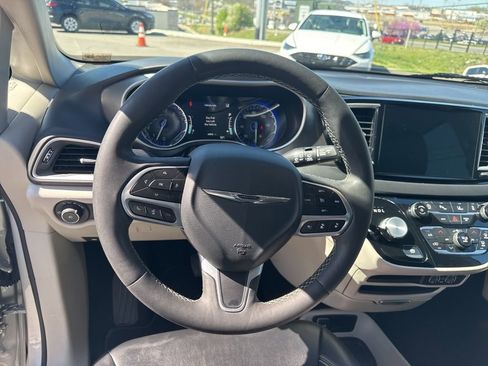 Used 2024 Chrysler Pacifica Touring-L FWD image 13