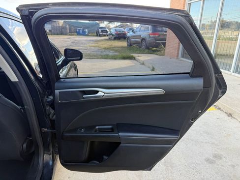 Used 2020 Ford Fusion SE image 30