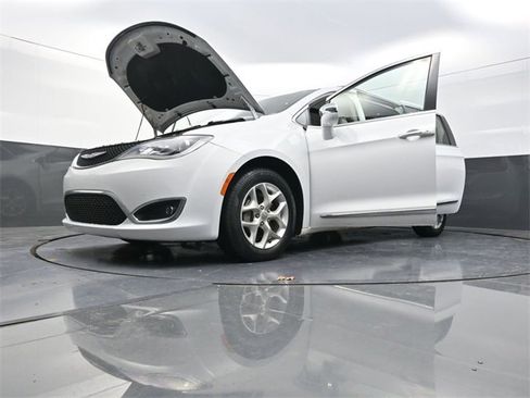 Used 2020 Chrysler Pacifica Limited image 27