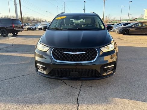 Used 2021 Chrysler Pacifica Touring-L FWD image 2
