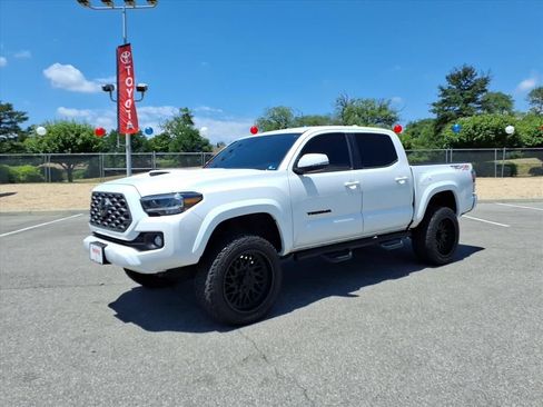 Used 2022 Toyota Tacoma TRD Sport w/ Technology Package AWD/4WD image 9