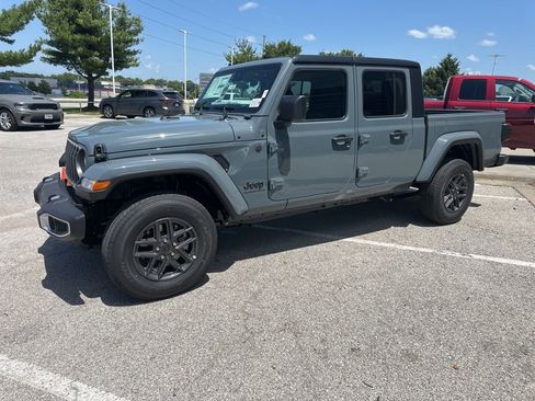 New 2025 Jeep Gladiator Sport image 14