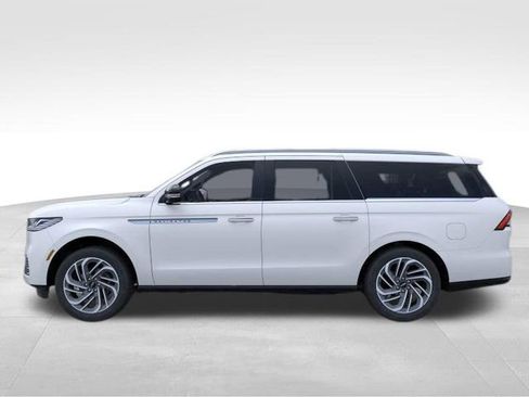 New 2026 Lincoln Navigator L Reserve AWD/4WD image 3