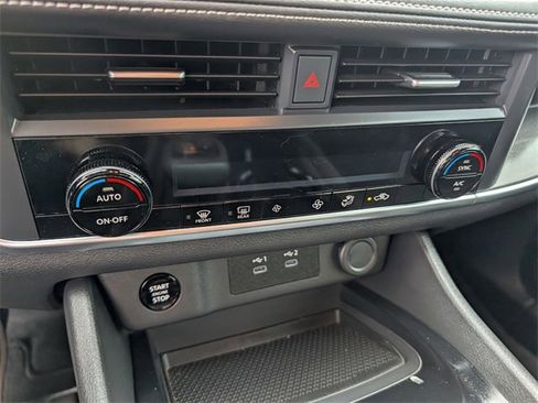 Used 2024 Nissan Rogue SV image 12