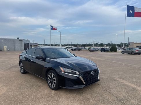 Certified 2023 Nissan Altima 2.5 SV FWD image 1