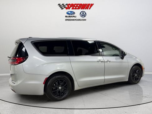 Used 2023 Chrysler Pacifica Touring-L FWD image 5
