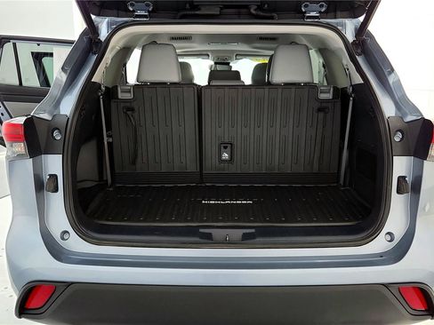 Certified 2020 Toyota Highlander XLE image 32