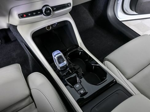 Certified 2026 Volvo XC40 B5 Plus w/ Protection Package Premier image 18