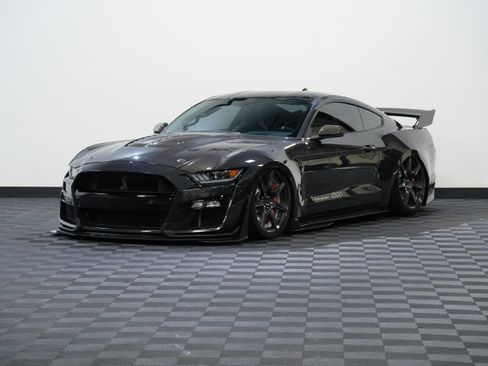 Used 2022 Ford Mustang Shelby GT500 w/ Carbon Fiber Track Pack RWD image 3