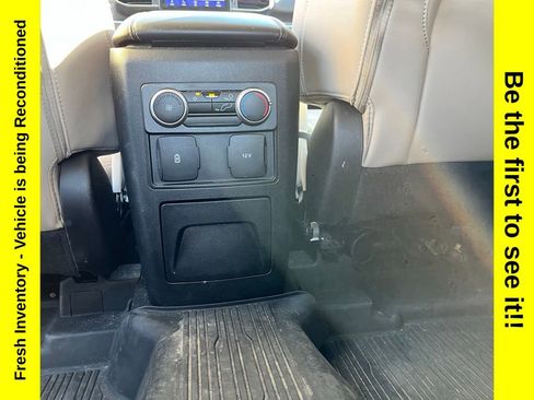 Used 2022 Ford Explorer XLT AWD/4WD image 30