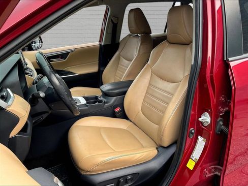 Used 2020 Toyota RAV4 XLE Premium FWD image 14