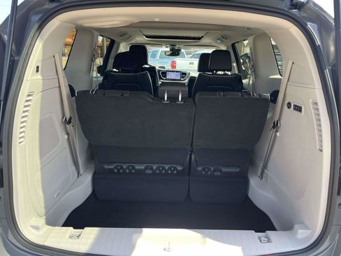 Used 2023 Chrysler Pacifica Limited w/ Uconnect Theater Family Group FWD image 8