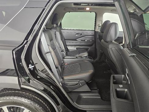 New 2025 Nissan Pathfinder Platinum AWD/4WD image 16