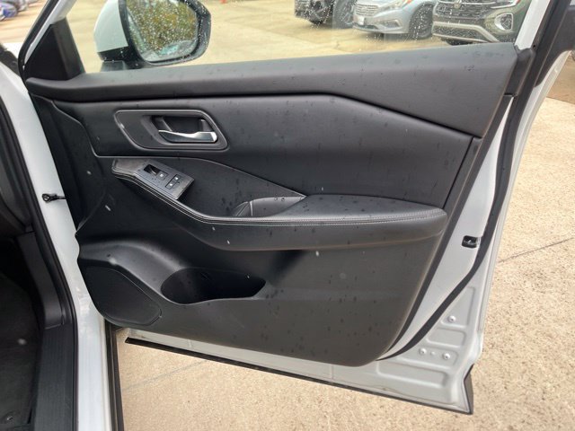 Used 2025 Nissan Rogue SV FWD image 18