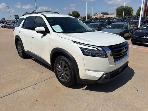 Used 2024 Nissan Pathfinder SV FWD image 7