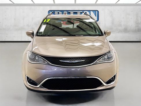 Used 2017 Chrysler Pacifica Touring-L image 2