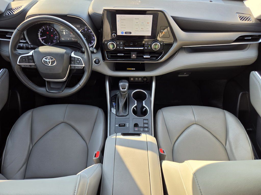 Used 2023 Toyota Highlander XLE FWD image 13