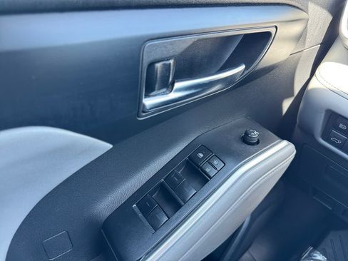 Used 2022 Toyota Highlander XLE AWD/4WD image 11