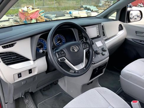 Used 2019 Toyota Sienna L image 17